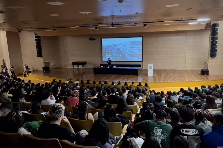 Aula Magna de la FADU-UBA. Oliverio Najmias durante una clase de la Cátedra Najmias, Taller de Proyectos, Introducción al Conocimiento Proyectual, CBC-UBA.
