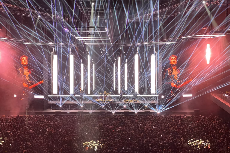 Recital Ecos de Soda Stereo, la banda toca junto al holograma de Gustavo Cerati en un escenario lleno de luz y energía.