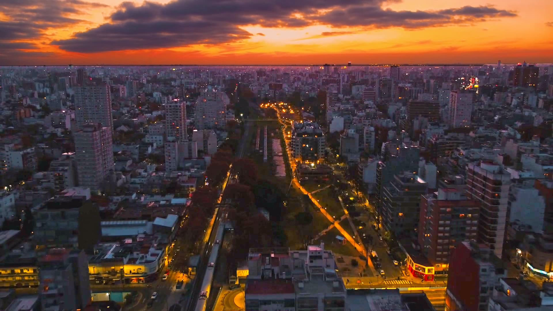 Arquitectura y Paisaje: vista aérea con drone del parque al atardecer